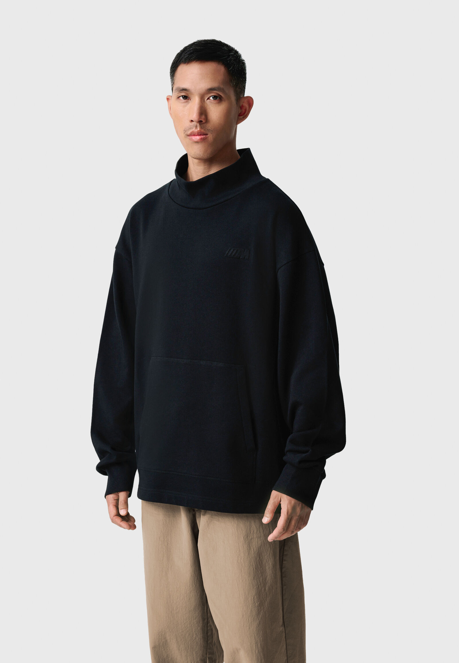 HIGH NECK M CREW - model